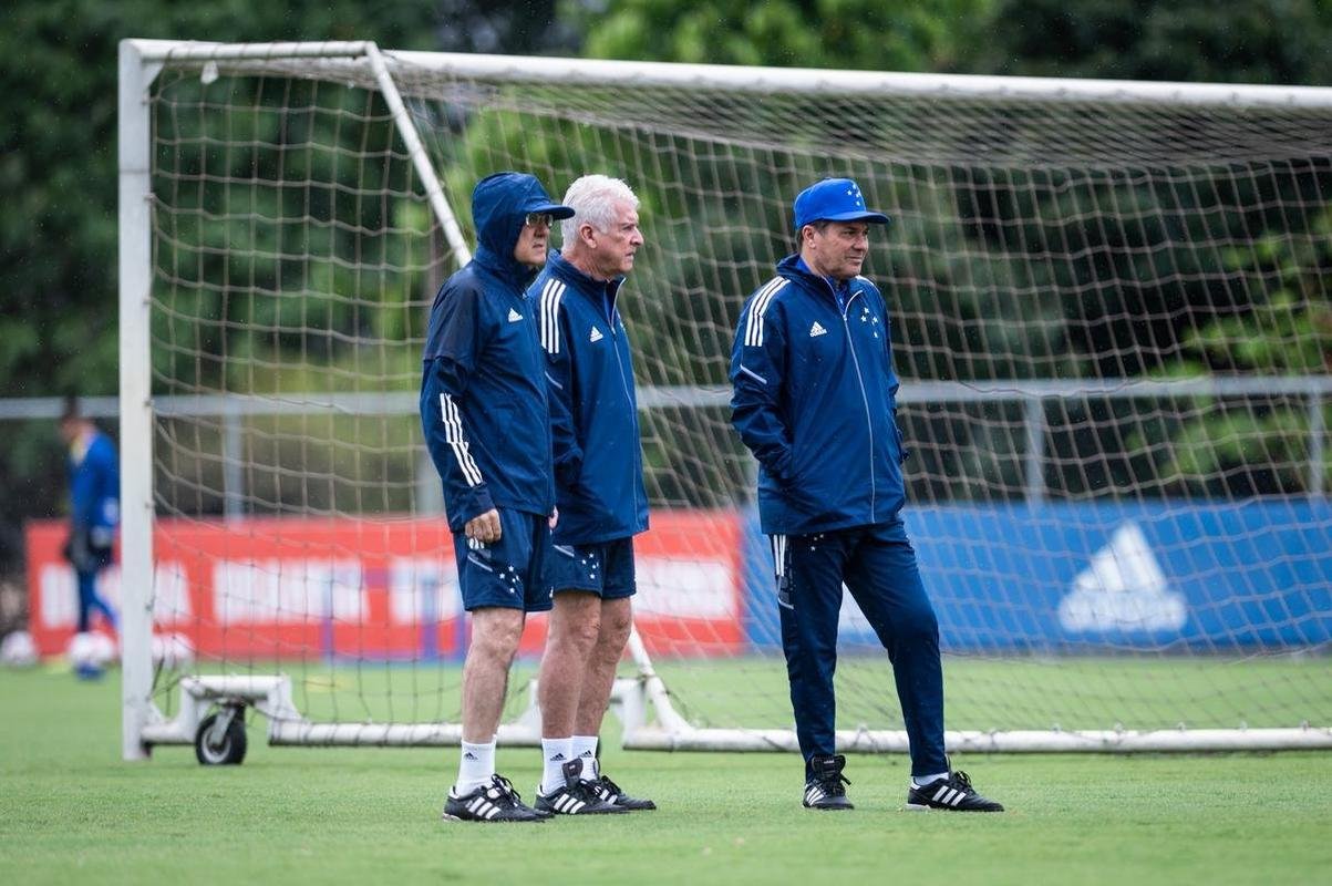 Jogadores do Cruzeiro treinaram na manh deste domingo na Toca da Raposa II