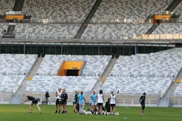 Jogadoras de futebol da Nova Zelndia brincaram e tiraram muitas fotos no Gigante da Pampulha