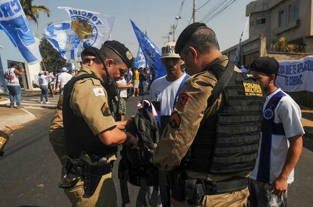 Torcedores protestam em frente  Toca da Raposa II