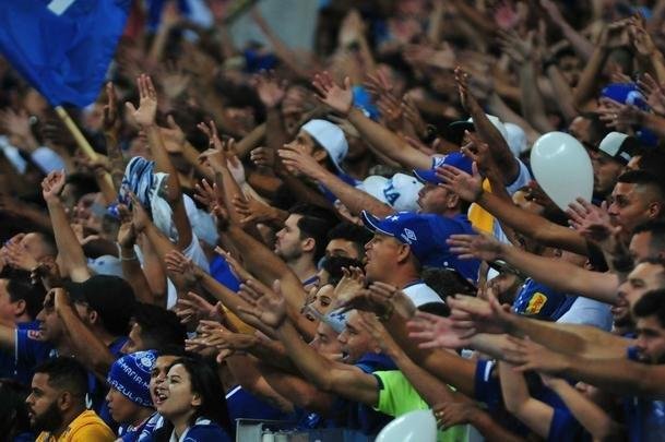 Da ansiedade  festa: torcedores do Cruzeiro foram  loucura no Mineiro