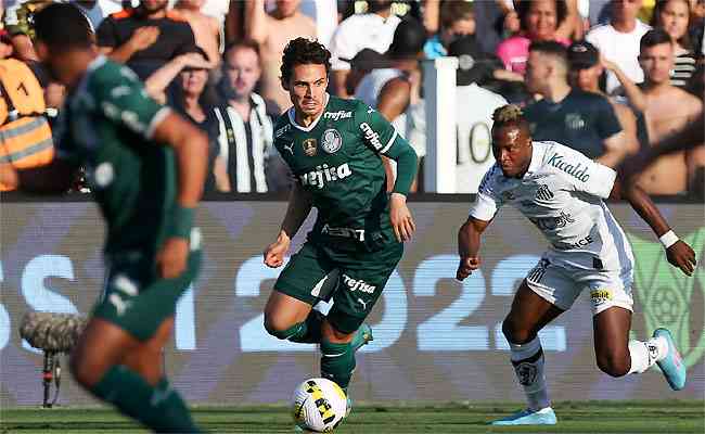 Raphael Veiga desperdiçou pênalti, mas Palmeiras venceu o Santos na Vila