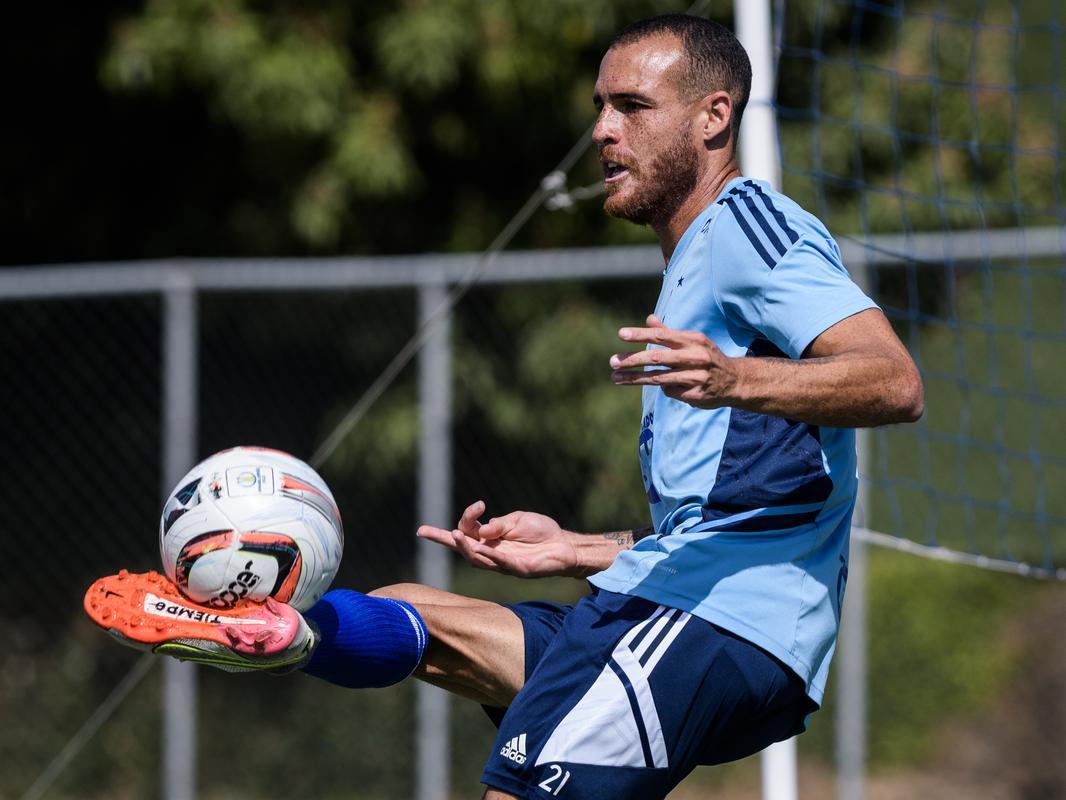 Fotos do treino do Cruzeiro nesta quinta-feira (4), na Toca da Raposa II, em Belo Horizonte. Time celeste enfrentar o Tombense no sbado, s 19h, no Mineiro, pela Srie B.