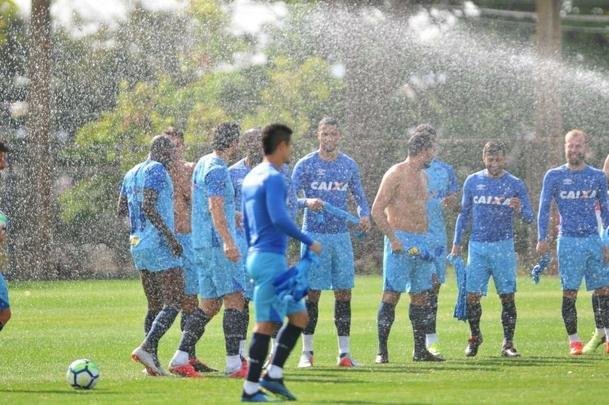 No retorno aos trabalhos com bola na Toca II, os atacantes Fred e Sass passaram por 'batismo' dos companheiros