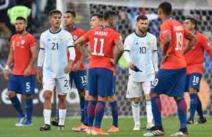 Medel deu peitadas em Messi durante primeiro tempo de Argentina e Chile, e ambos foram expulsos pelo rbitro paraguaio Mario Daz de Vivar. Torcida na Arena Corinthians vaiou a deciso do juiz.