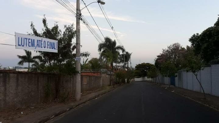 Faixas de apoio ao Cruzeiro so estendidas em Belo Horizonte antes da partida contra o FLuminense