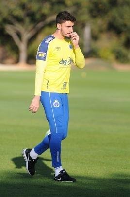 Tcnico da equipe sub-20, Ricardo Resende comandou nesta quinta-feira o primeiro treino como interino no Cruzeiro. Ele orientar a equipe na partida de domingo, s 16h, contra o Ava, na Ressacada, pela 14 rodada do Campeonato Brasileiro. Enquanto isso, a diretoria celeste busca um substituto para Mano Menezes, desligado do clube aps derrota para o Internacional, por 1 a 0, nessa quarta, pelo jogo de ida da semifinal da Copa do Brasil.