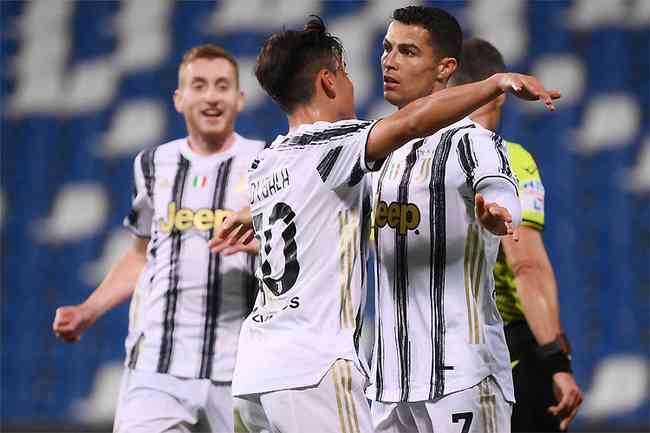 Cristiano Ronaldo deixa a marca na vitria da Juventus e festeja com Dybala 