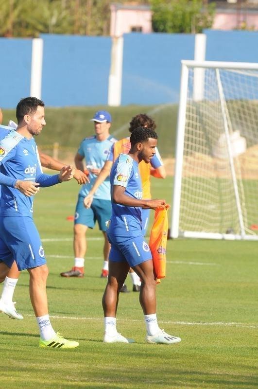 Cruzeiro fez nesta segunda-feira  tarde, na Toca da Raposa II, o ltimo treino em Belo Horizonte antes da partida contra o Internacional, quarta, no Beira-Rio, pela semifinal da Copa do Brasil. O tcnico Rogrio Ceni deve escalar Fbio; Edilson, Ded, Fabrcio Bruno (Leo) e Egdio (Dod); Henrique e Robinho; Marquinhos Gabriel; Thiago Neves e David; Pedro Rocha. Servindo  Seleo Colombiana, Orejuela est fora do jogo.