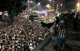 Praa Sete, no Centro de BH, tomada por atleticanos na festa do ttulo brasileiro