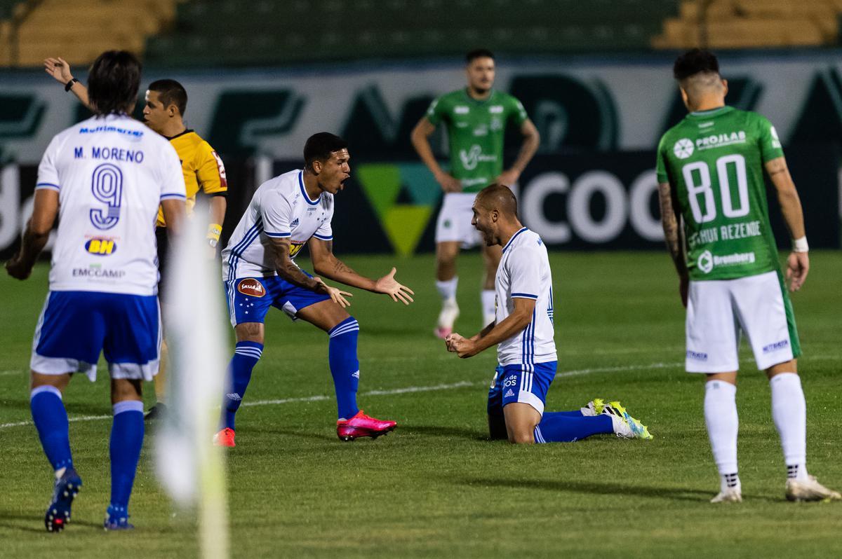 Fotos do jogo entre Guarani e Cruzeiro no Estádio Brinco de Ouro da Princesa, em Campinas, pela segunda rodada da Série B