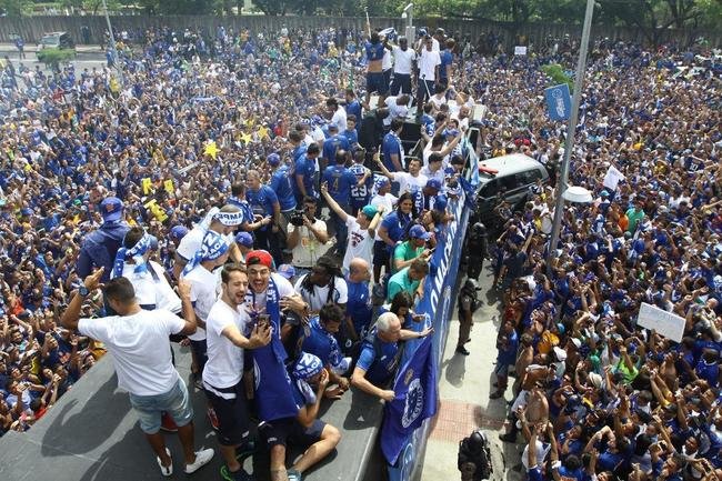 Antes do jogo com o Fluminense, em 7 de dezembro de 2014, jogadores do Cruzeiro desfilaram em carro aberto entre a Toca da Raposa II e o Mineiro, onde receberiam a taa de tetracampeo brasileiro. Uma multido azul tomou conta da Pampulha e festejou o quarto ttulo da Srie A. No jogo das faixas, a Raposa venceu o Tricolor por 2 a 1.