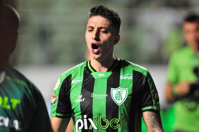 Jogadores e comiss�o t�cnica festejaram muito a vit�ria com a torcida no dia do anivers�rio de 110 anos do Am�rica