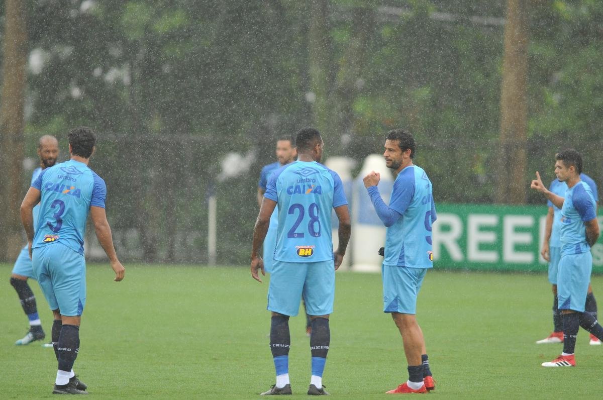 Sob chuva, Cruzeiro treinou na tarde desta sexta-feira na Toca II (Alexandre Guzanshe/EM D.A Press)
