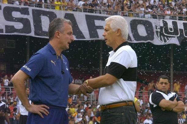 Emerson Leo (direita) cumprimenta Dorival Jnior (esquerda) durante clssico em 2007. Foi o nico jogo do ex-goleiro contra o Cruzeiro nesta passagem. O Atltico perdeu por 4 a 3, pela 26 rodada do Campeonato Brasileiro.