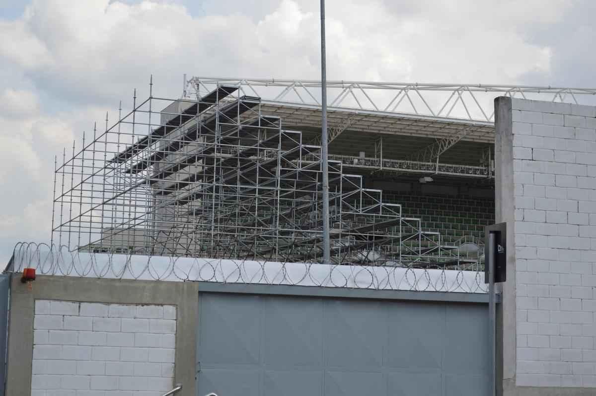 Bem mais alta, arquibancada mvel do Independncia j  visualizada desde a Rua Pitangui