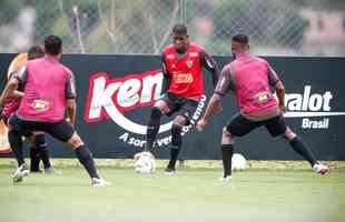 Imagens do primeiro treino de Eduardo Vargas pelo Atltico