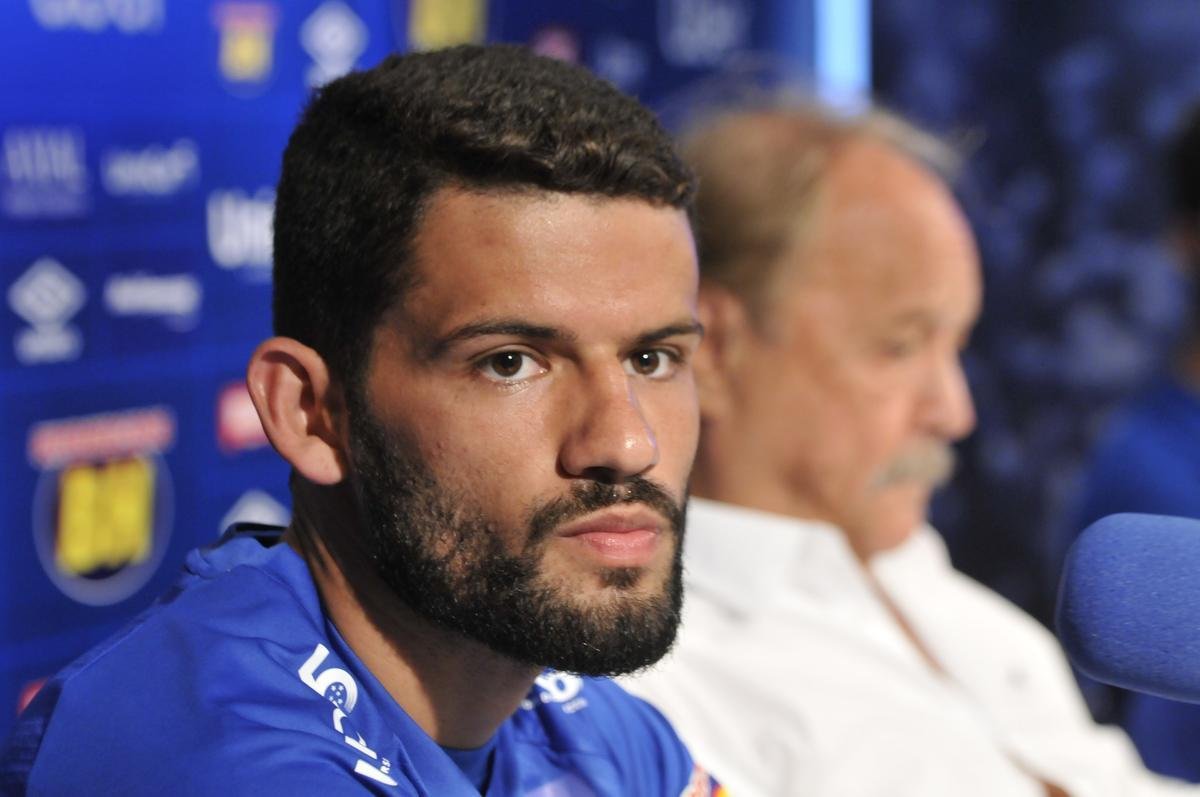 Cruzeiro apresentou o volante Jadson e o lateral-direito Luis Orejuela, primeiros reforos para a temporada