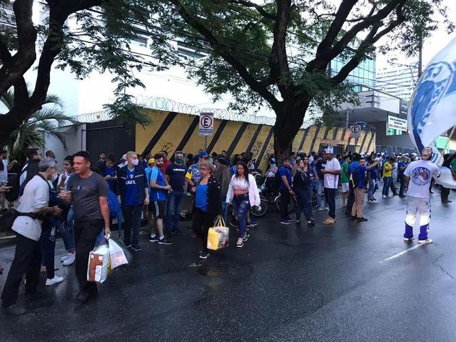 Torcida do Cruzeiro durante votação de mudança do Estatuto do clube. Assembleia geral autorizou venda de até 90% das ações da SAF para investidores. Houve festa dos cruzeirenses no Parque Esportivo do Barro Preto, em BH, devido à possibilidade de chegada de recursos para tornar futebol mais competitivo a partir de 2022.
