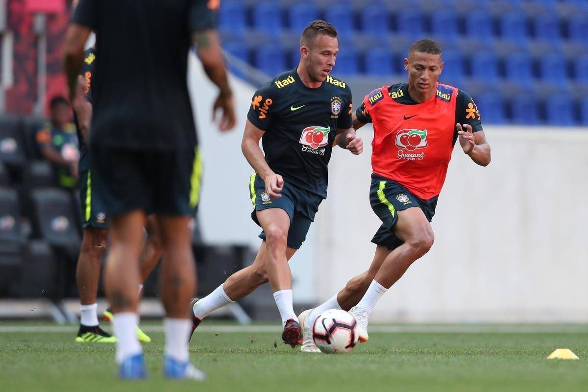 Veja imagens do treino da Seleção Brasileira, com Dedé em campo