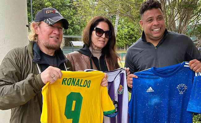 Ronaldo presented an Iron Maiden member with shirts from his clubs and Sele