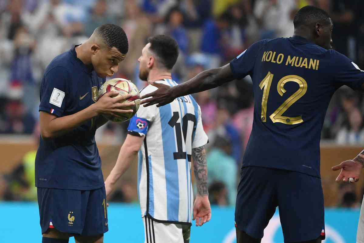 De pênalti, Mbappé marca o seu terceiro gol na final durante a prorrogação e empata para a França diante da Argentina: 3 a 3