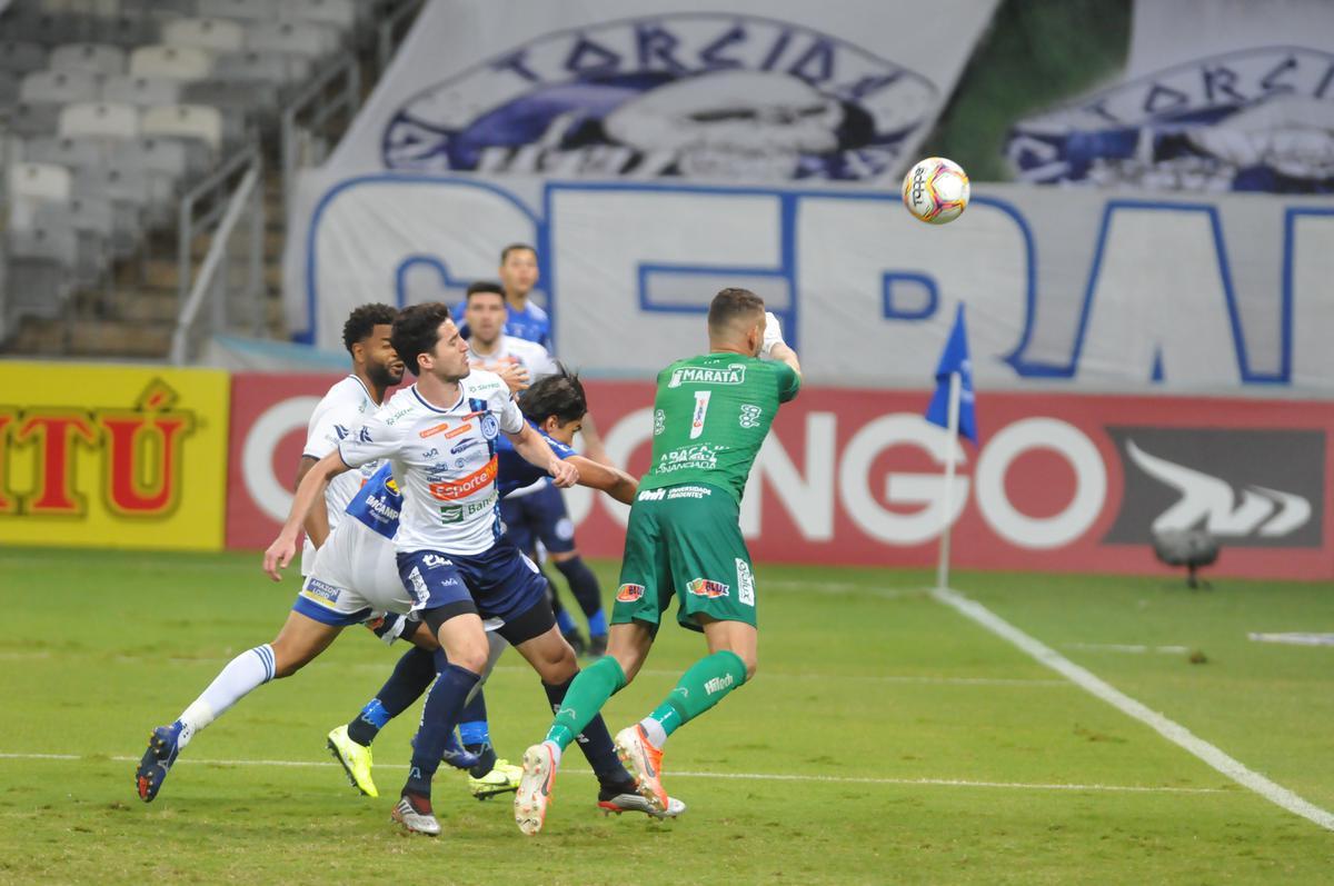 Fotos do jogo entre Cruzeiro e Confiana, no Mineiro, em Belo Horizonte, pela 24 rodada da Srie B do Campeonato Brasileiro