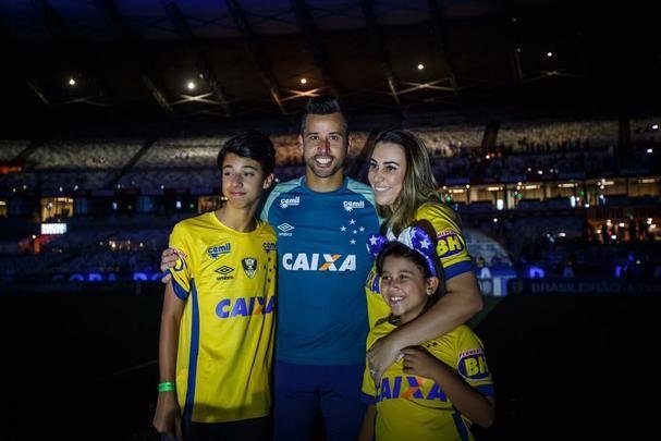 Antes de jogo entre Cruzeiro e Cear, goleiro Fbio foi homenageado pelas 800 partidas a servio do clube. Na imagem, todos os trofus conquistados pelo camisa 1 no time celeste: seis Campeonatos Mineiros (2006, 2008, 2009, 2011, 2014 e 2018), trs Copas do Brasil (2000, 2017 e 2018) e dois Campeonatos Brasileiros (2013 e 2014).