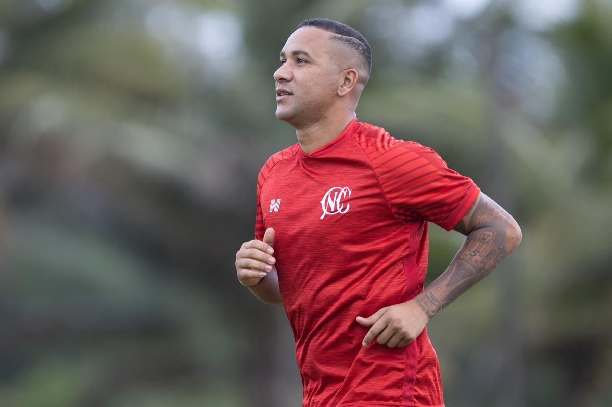 Jogadores do Náutico seguem trainando no CT Wilson Campos, sob a supervisão do técnico Gimar Dal Pozzo. Atletas e membros da comissão técnica são submetidos às medidas de saúde para evitar o contato e gerar possível foco de Covid-19.