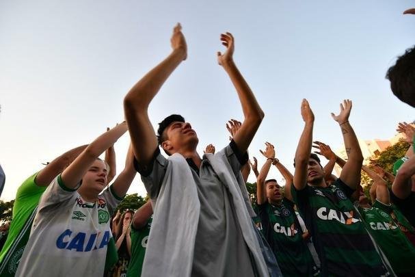 Comoo em Chapec pelo desastre areo com a delegao da Chapecoense na Colmbia