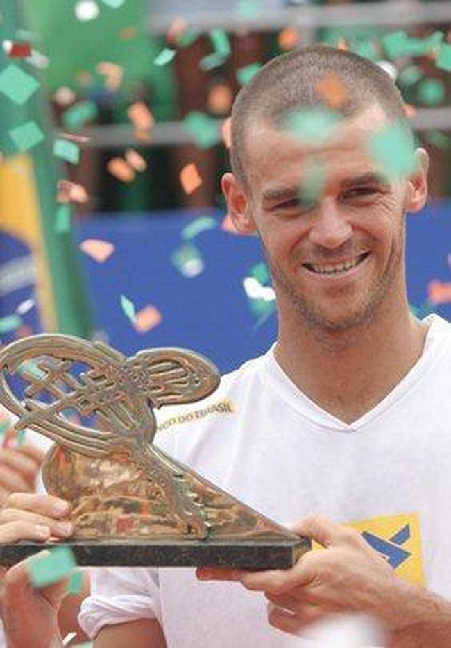 Em 2004, Guga comemorou um ttulo dentro do Brasil. Venceu o Brasil Open na Costa do Saupe.