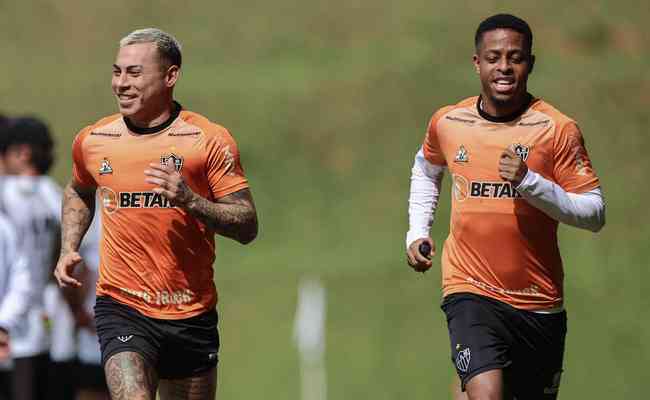 Atacantes Vargas e Keno em corrida na Cidade do Galo durante treino do Atlético
