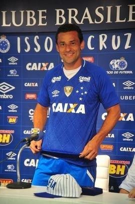 Fred foi apresentado no Cruzeiro pelo presidente Wagner Pires de S e pelo vice Itair Machado