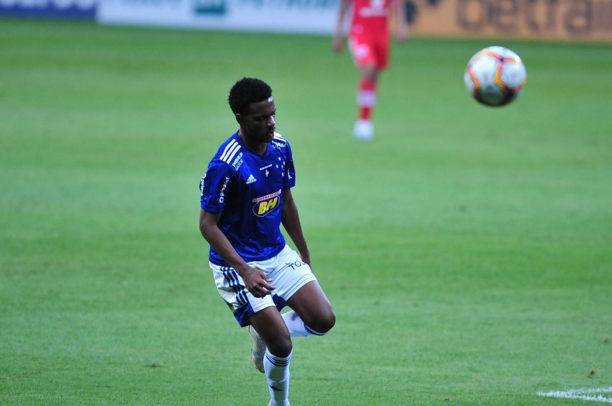 As reaes do tcnico Enderson Moreira e dos jogadores do Cruzeiro com o empate do CRB no fim do segundo tempo, em jogo no Mineiro, pela Srie B: 1 a 1.