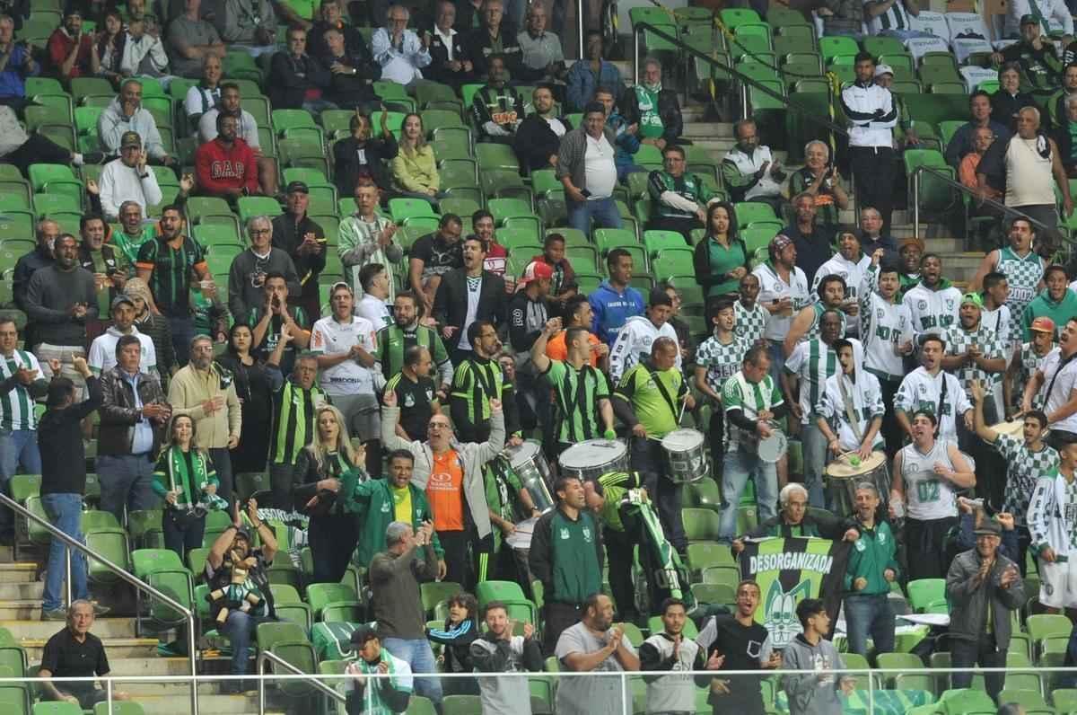 Imagens da torcida alviverde no duelo entre Amrica e Cricima, no Independncia, pela Srie B