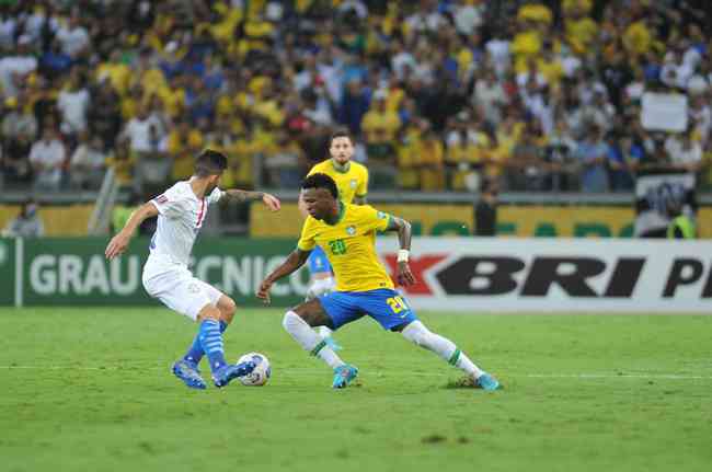 Com gol de Coutinho, seleção goleia Paraguai no Mineirão pelas