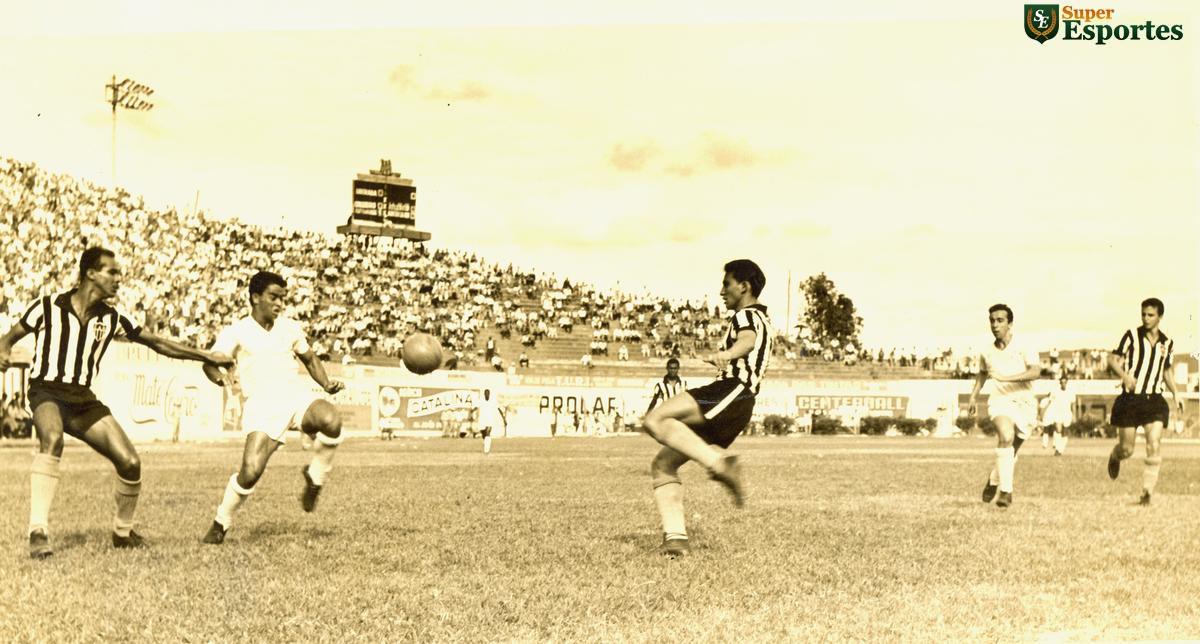 16/11/1964 O jogador de futebol do Cruzeiro, Wilson, e os jogadores do Atlético, Bueno e Grapete, em lance do jogo realizado no estadio do Independencia