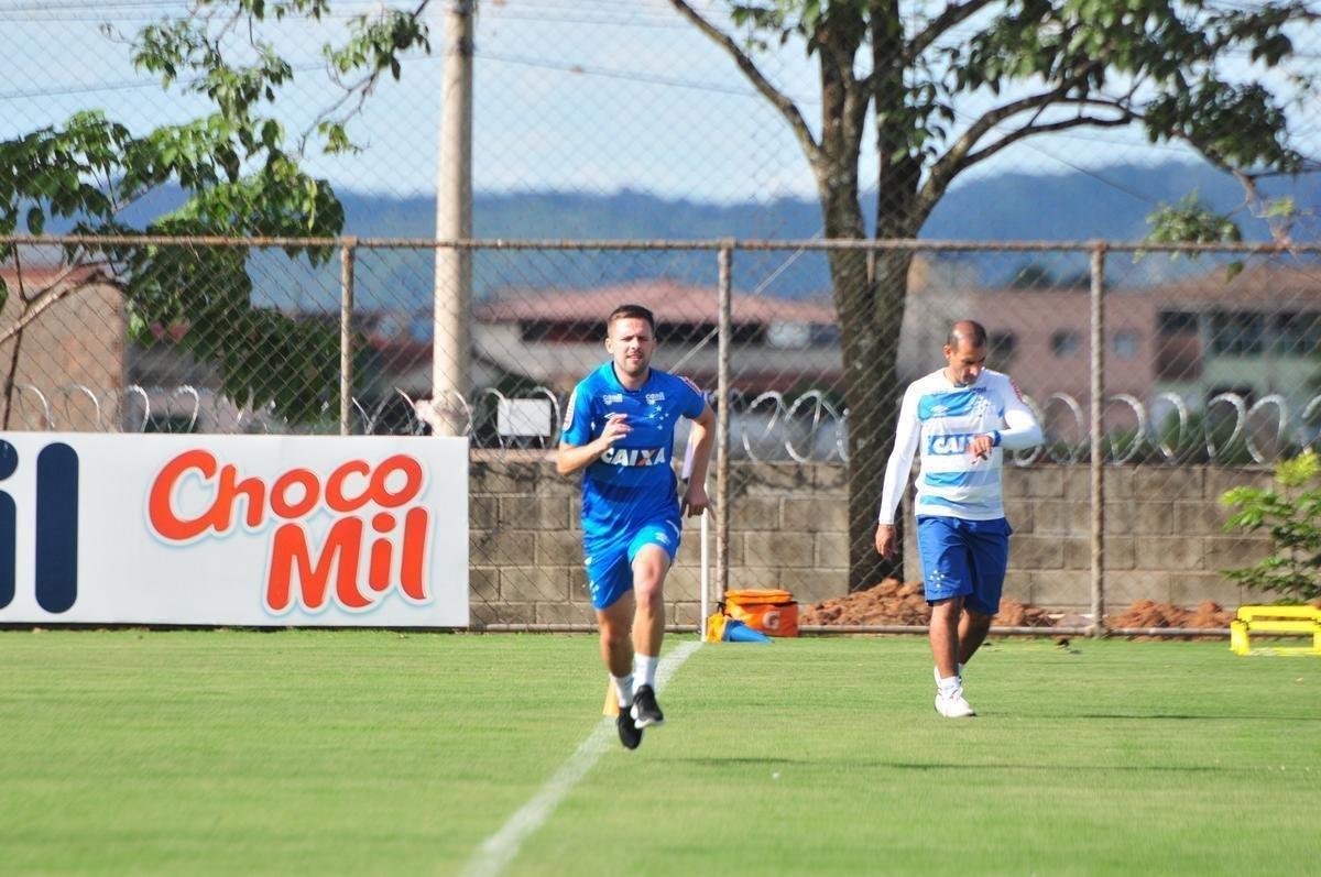 Sem Thiago Neves, que est com desgaste na panturrilha, Mano Menezes escalou o time titular do Cruzeiro no coletivo com Fbio; Lucas Romero, Leo, Murilo e Egdio; Henrique e Ariel Cabral; Robinho, Arrascaeta e Rafinha; Fred. Os reservas atuaram com Rafael; Arthur, Digo, Manoel e Marcelo Hermes; Lucas Silva, Nonoca e Bruno Silva; Rafael Marques, Rafael Sobis e Judivan