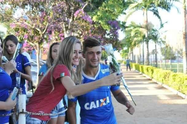 No Dia Internacional da Mulher, o Cruzeiro levou 50 scias do futebol para conhecer a Toca da Raposa II. Nesta tera-feira, as torcedoras foram recebidas com caf da tarde, ganharam produtos de beleza e aproveitaram para pegar autgrafos e tirar fotos com jogadores. Nesta quarta, o clube celeste levar mulheres em tratamento contra o cncer ao jogo contra o Atltico-PR, s 19h30, no Mineiro. Elas ficaro em um setor privilegiado do estdio.
