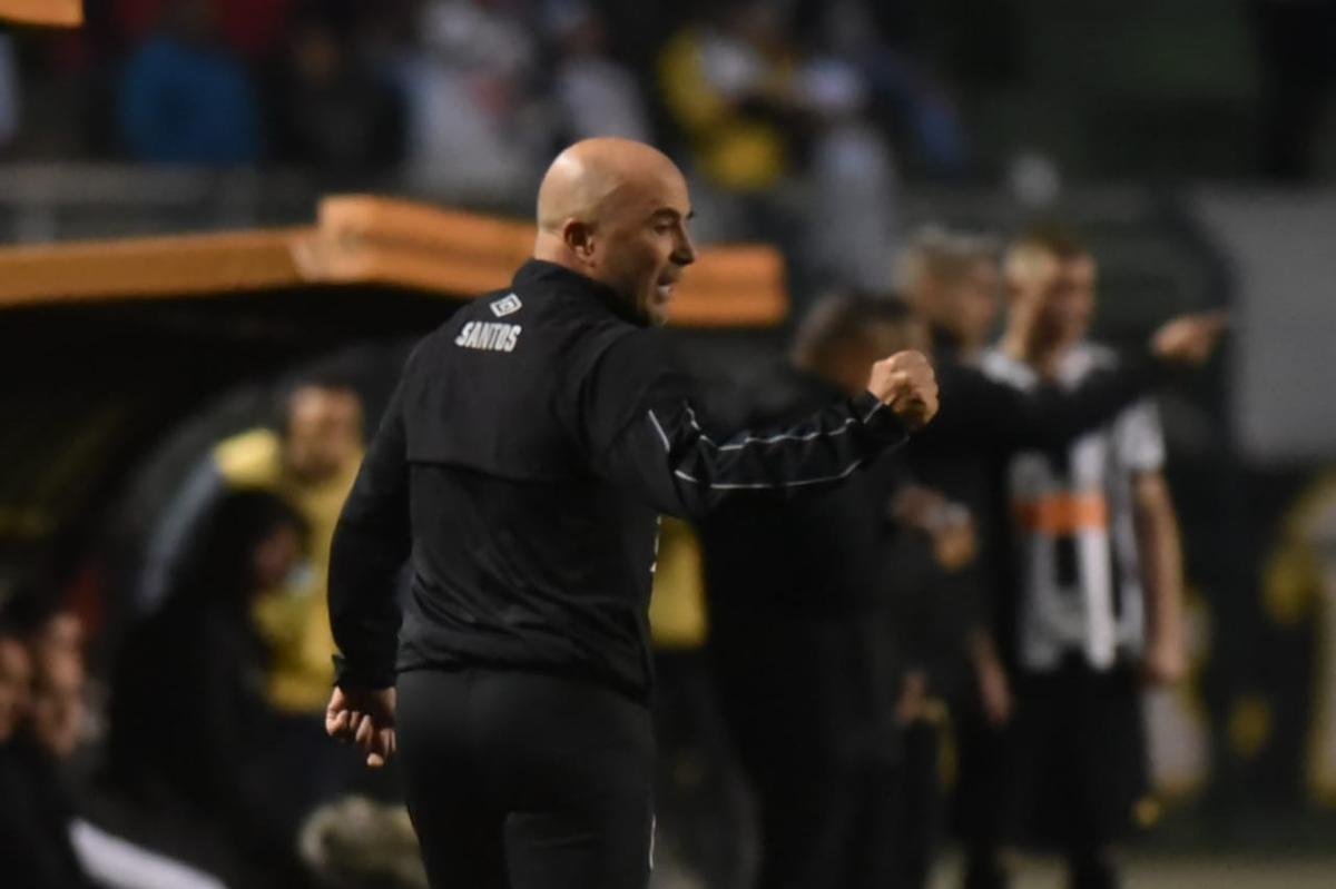 Atlético derrotou Santos por 2 a 1, de virada, com gols de Chará, e avançou às quartas de final da Copa do Brasil