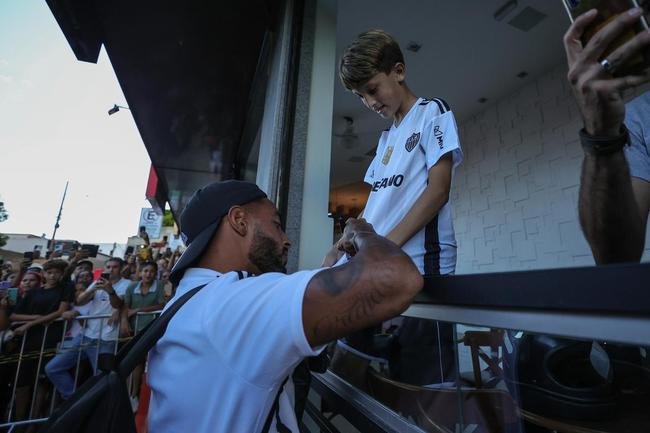 No fim da tarde desta sexta-feira (4/3), delega��o do Atl�tico desembarcou em Governador Valadares, onde enfrentar� o Democrata pelo Campeonato Mineiro.