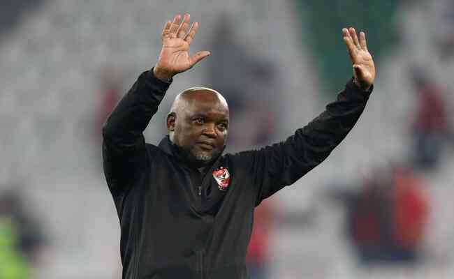Aos 57 anos, Pitso Mosimane, técnico do Al Ahly, faz muito sucesso no futebol africano