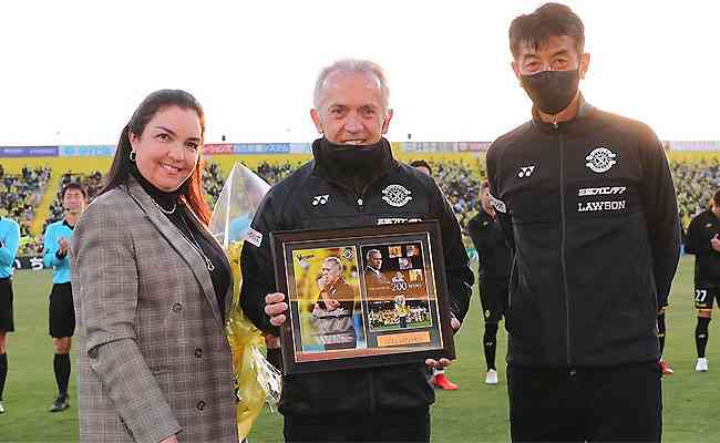 Nelsinho Baptista, que j comandou o Cruzeiro, foi homenageado aps alcanar marca expressiva no Japo 