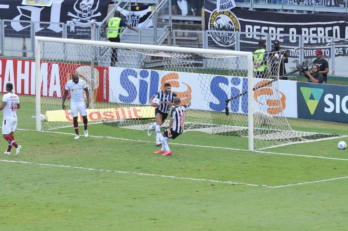 Ainda no primeiro tempo, o Atltico empatou em cobrana de pnalti de Hulk aps reviso do VAR: 1 a 1