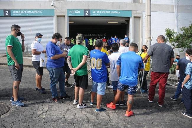 Fotos da torcida do Cruzeiro na vitria do time por 3 a 0 sobre a URT, no Independncia, pela primeira rodada do Campeonato Mineiro. Ronaldo, dono de 90% da SAF cruzeirense, esteve presente e foi ovacionado pelo pblico
