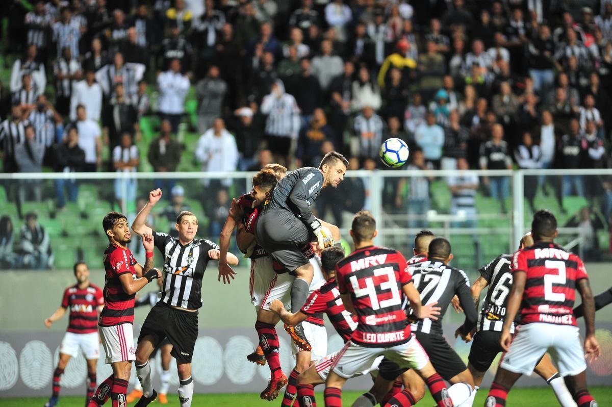 Galo pressionou no segundo tempo, mas levou gol em contragolpe: verton Ribeiro fez aps passe de Vincius Jnior: 1 a 0 Flamengo