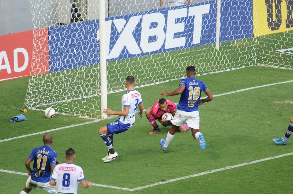 Cruzeiro goleou URT por 3 a 0 no Independncia com gols de Thiago, Machado e Edu em sua estreia no Mineiro. Ronaldo, dono da SAF, assistiu  partida no Horto. Duelo marcou estreia do tcnico uruguaio Paulo Pezzolano