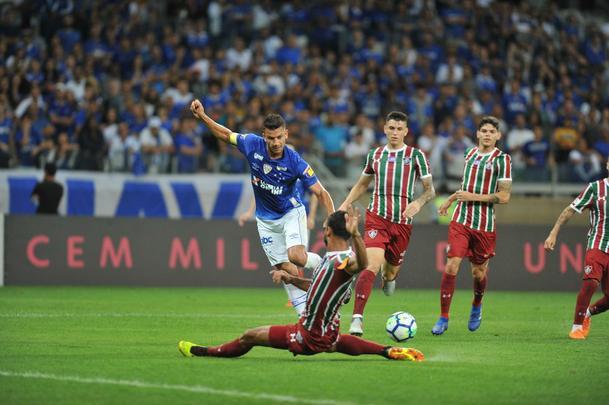 Cruzeiro derrotou Fluminense por 2 a 1, com gols de Raniel e Ayrton Lucas (contra); Henrique, tambm contra, descontou para os cariocas