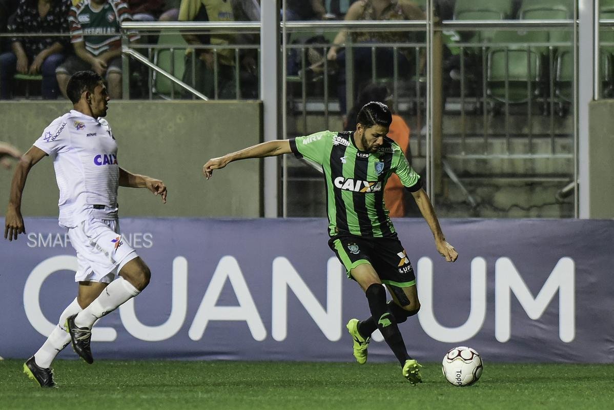Grson Magro - o polivalente jogador, que atua tanto na lateral esquerda quanto no meio-campo, ficar no Amrica por mais um ano e ser integrante do grupo que disputar a elite do Campeonato Brasileiro. Em 2017, Magro fez 35 partidas pela equipe e marcou trs gols.