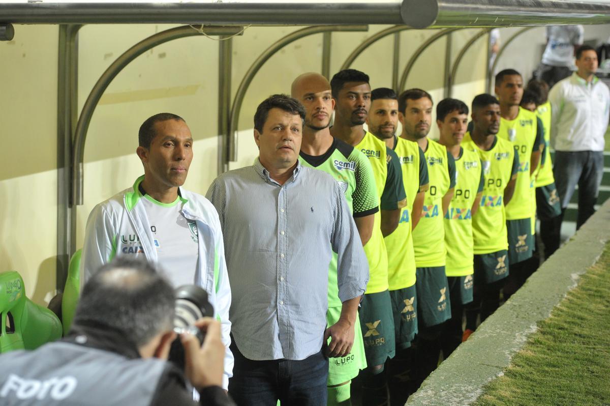 Tcnico Adilson Batista durante sua estreia no comando do Amrica, diante do Internacional