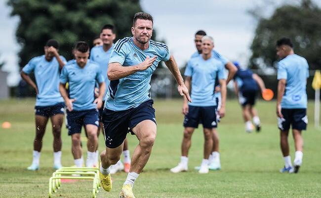 Eduardo Brock, zagueiro e capitão, é um dos remanescentes do Cruzeiro para 2023